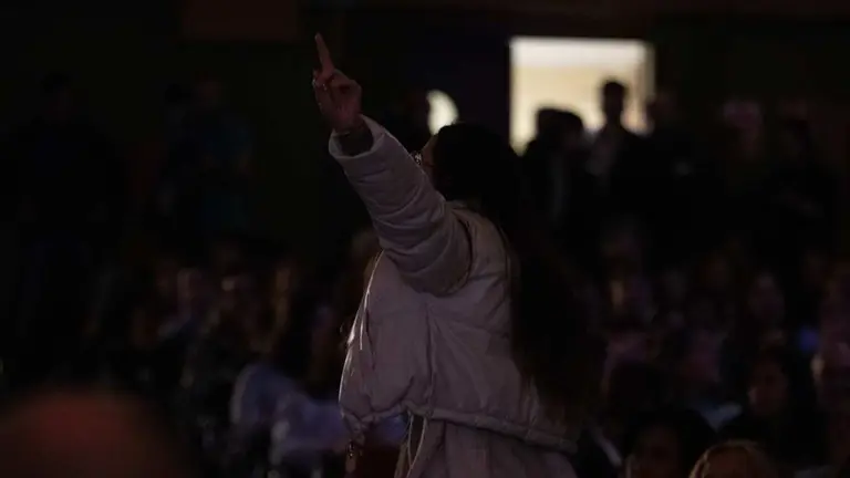 Una joven abuchea a la ministra de Igualdad durante la inauguraci&oacute;n del Encuentro Internacional Feminista 'We call it feminism. Feminismo para un mundo mejor', en la Facultad de Medicina de la Universidad Complutense de Madrid. EUROPA PRESS