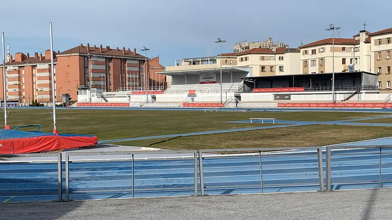 Estadio Larrabide de Pamplona con las gradas al fondo. Navarra.com