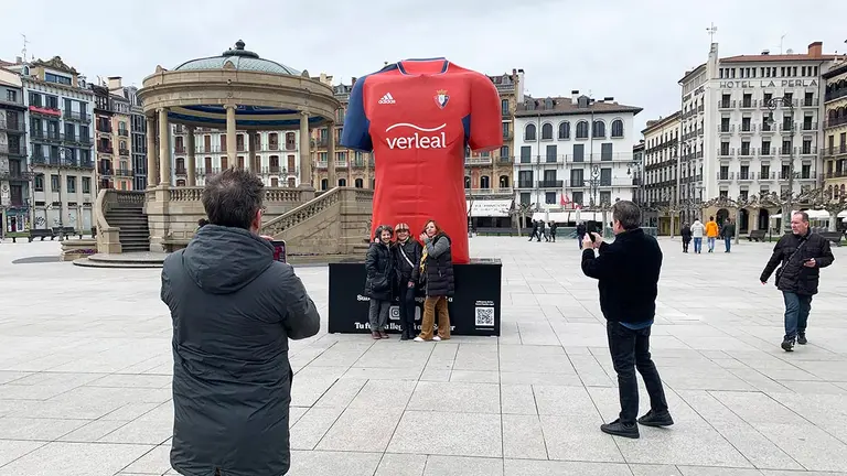 Una gran camiseta de Osasuna se ha colocado en la Plaza del Castillo. Navarra.com