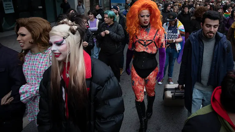Centenares de personas se han manifestado este s&aacute;bado por las calles de Pamplona en defensa de Kattalingune Servicio p&uacute;blico LGTBI+. EFE/Villar L&oacute;pez