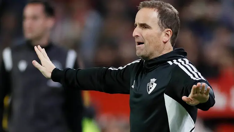 El entrenador del Osasuna, Jagoba Arrasate, durante el partido de la jornada 23 de LaLiga que Sevilla FC y Atl&eacute;tico Osasuna disputan hoy domingo en el estadio S&aacute;nchez-Pizju&aacute;n, en Sevilla. EFE/Jos&eacute; Manuel Vidal