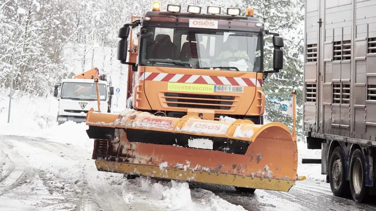Imagen de archivo de una máquina quitanieves en el alto de Pagozelai. - Eduardo Sanz - Europa Press - Archivo