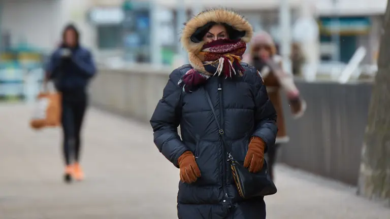 El paso de la borrasca Juliette por Pamplona deja el día más frío del invierno con temperaturas que han descendido hasta los 4 grados bajo cero y una sensación térmica cercana a los 10 grados bajo cero debido a las fuertes rachas del viento procedente del Ártico que han superado los 40 km/h y con precipitaciones en forma de nieve en polvo. IÑIGO ALZUGARAY