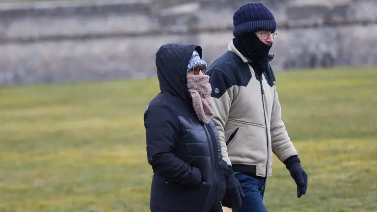 El paso de la borrasca Juliette por Pamplona deja el d&iacute;a m&aacute;s fr&iacute;o del invierno con temperaturas que han descendido hasta los 4 grados bajo cero y una sensaci&oacute;n t&eacute;rmica cercana a los 10 grados bajo cero debido a las fuertes rachas del viento procedente del &Aacute;rtico que han superado los 40 km/h y con precipitaciones en forma de nieve en polvo. I&Ntilde;IGO ALZUGARAY