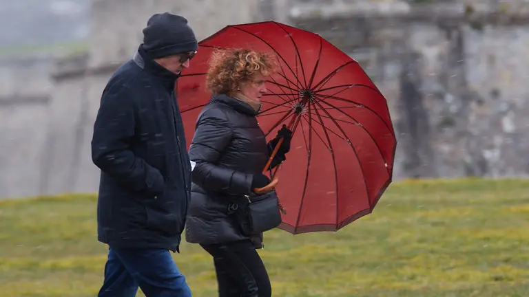 El paso de la borrasca Juliette por Pamplona deja el día más frío del invierno con temperaturas que han descendido hasta los 4 grados bajo cero y una sensación térmica cercana a los 10 grados bajo cero debido a las fuertes rachas del viento procedente del Ártico que han superado los 40 km/h y con precipitaciones en forma de nieve en polvo. IÑIGO ALZUGARAY