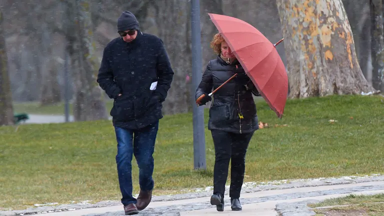 El paso de la borrasca Juliette por Pamplona deja el día más frío del invierno con temperaturas que han descendido hasta los 4 grados bajo cero y una sensación térmica cercana a los 10 grados bajo cero debido a las fuertes rachas del viento procedente del Ártico que han superado los 40 km/h y con precipitaciones en forma de nieve en polvo. IÑIGO ALZUGARAY