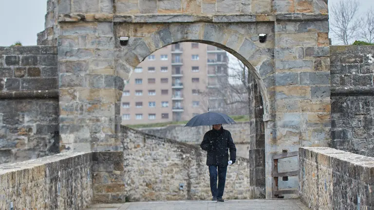 El paso de la borrasca Juliette por Pamplona deja el d&iacute;a m&aacute;s fr&iacute;o del invierno con temperaturas que han descendido hasta los 4 grados bajo cero y una sensaci&oacute;n t&eacute;rmica cercana a los 10 grados bajo cero debido a las fuertes rachas del viento procedente del &Aacute;rtico que han superado los 40 km/h y con precipitaciones en forma de nieve en polvo. I&Ntilde;IGO ALZUGARAY