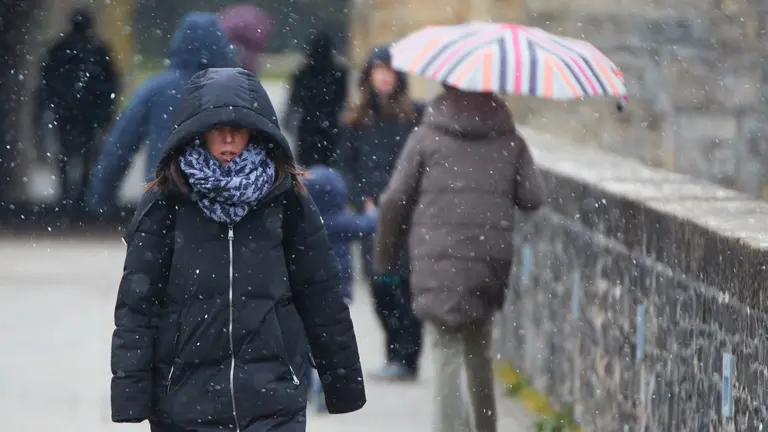 El paso de la borrasca Juliette por Pamplona deja el d&iacute;a m&aacute;s fr&iacute;o del invierno con temperaturas que han descendido hasta los 4 grados bajo cero y una sensaci&oacute;n t&eacute;rmica cercana a los 10 grados bajo cero debido a las fuertes rachas del viento procedente del &Aacute;rtico que han superado los 40 km/h y con precipitaciones en forma de nieve en polvo. I&Ntilde;IGO ALZUGARAY