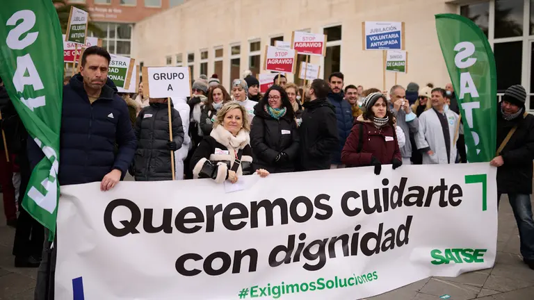 Concentración de profesionales de enfermería y fisioterapeutas con motivo de la huelga convocada por el sindicato Satse para reclamar que se cumplan los compromisos adquiridos con el objetivo de mejorar sus condiciones laborales. PABLO LASAOSA