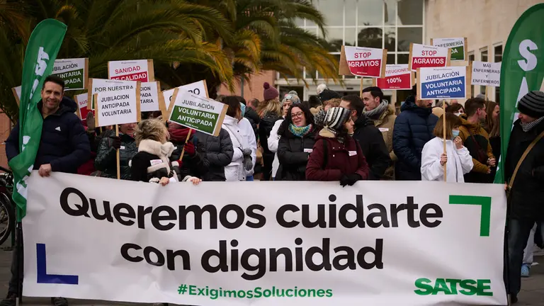 Concentraci&oacute;n de profesionales de enfermer&iacute;a y fisioterapeutas con motivo de la huelga convocada por el sindicato Satse para reclamar que se cumplan los compromisos adquiridos con el objetivo de mejorar sus condiciones laborales. PABLO LASAOSA