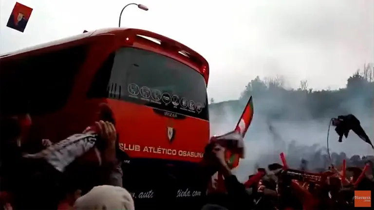 La afici&oacute;n a recibido con entusiasmo a los jugadores de Osasuna en el Sadar. CEDIDA
