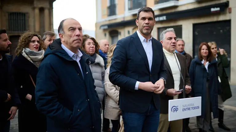 El coordinador general del PP, El&iacute;as Bendodo, y el presidente del PP de Navarra, Javier Garc&iacute;a, atienden a los medios de comunicaci&oacute;n "para conocer el partido de la Comunidad foral y
tener una toma de contacto con los candidatos y afiliados navarros". PABLO LASAOSA