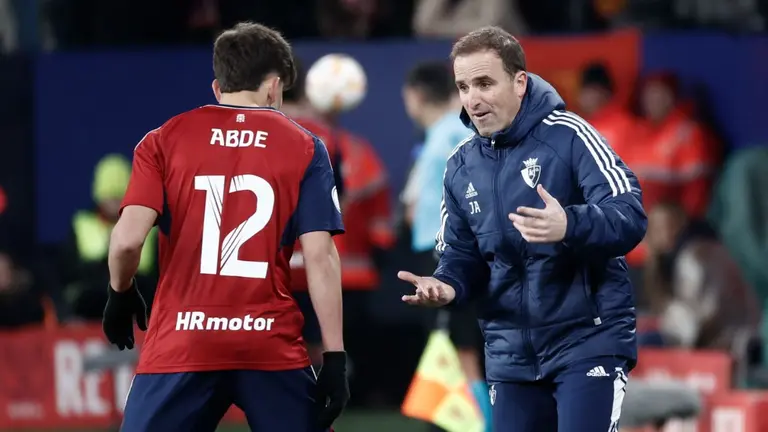 El entrenador de Osasuna, Jagoba Arrasate, da instrucciones a Abde Ezzalzouli (i) durante el partido de ida de las semifinales de la Copa del Rey que Osasuna y Athletic disputan este mi&eacute;rcoles en el estadio de El Sadar, en Pamplona. EFE/Jes&uacute;s Diges