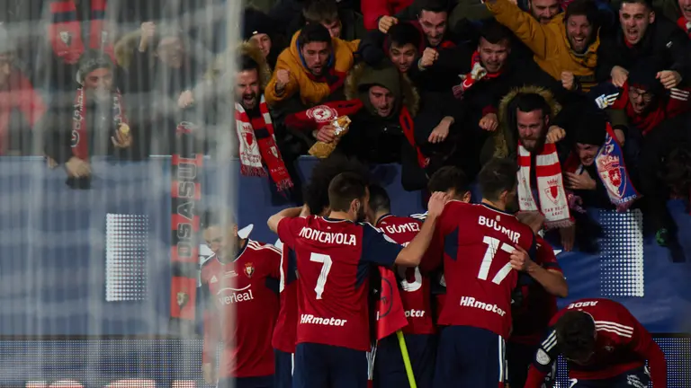 Celebraci&oacute;n del primer gol de Osasuna durante el partido de ida de la semifinal de la Copa del Rey entre CA Osasuna y Athletic Club disputado en el estadio de El Sadar. I&Ntilde;IGO ALZUGARAY