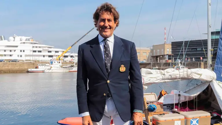 El navegante &Aacute;lvaro de Marichalar, durante un recibimiento a los expedicionarios del trimar&aacute;n Russia Ocean Way, en la sede de la Autoridad Portuaria de Vigo, a 28 de agosto de 2021, en Vigo, Galicia (Espa&ntilde;a). Este es uno de los actos que &Aacute;lvaro de Marichalar protagoniza en Galicia para presentar su traves&iacute;a alrededor del mundo, que a&uacute;n mantiene en marcha. Marichalar comenz&oacute; este viaje en 2019 tras cumplirse 500 a&ntilde;os de la primera circunnavegaci&oacute;n por parte de la Expedici&oacute;n Magallanes-Elcano. Actualmente su expedici&oacute;n se encuentra parada debido a la pandemia de Covid-19 su reanudaci&oacute;n est&aacute; programada para el pr&oacute;ximo mes de octubre. EUROPA PRESS / MARTA V&Aacute;ZQUEZ RODR&Iacute;GUEZ