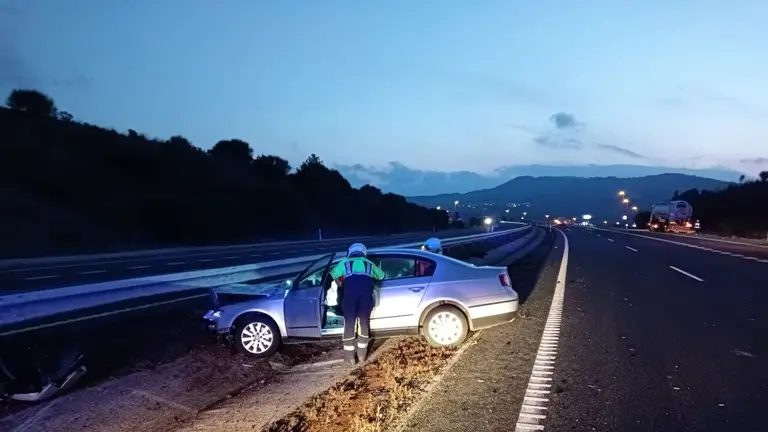 El accidente consisti&oacute; en un choque por alcance entre un turismo y un cami&oacute;n. BOMBEROS DE NAVARRA