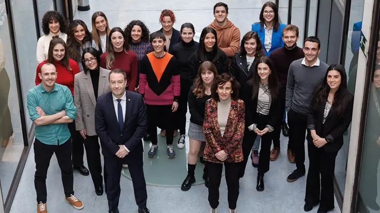 Estudiantes con los mejores expedientes de grado, en el edificio de Los Olivos de la UPNA, donde tuvo lugar el homenaje. UPNA