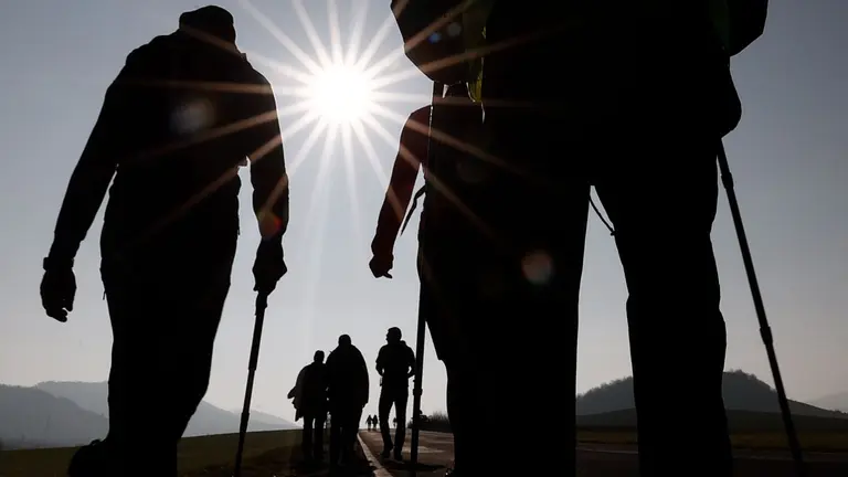 Miles de peregrinos participan este s&aacute;bado en la primera jornada de las Javieradas de 2023 en la que el sol y el fr&iacute;o han sido protagonistas durante su marcha. A primera hora las temperaturas eran bajas y en el alto de Loiti han podido coger algo m&aacute;s de fuerzas y calor con el caldo de pollo que se entrega en ese punto. A las 17:00 horas se celebrar&aacute; la misa de acogida al peregrino y este domingo a las 8:00 horas saldr&aacute; el V&iacute;a Crucis desde Sang&uuml;esa y a las 10:00 se celebrar&aacute; la misa ante el castillo. La Polic&iacute;a Foral y la Guardia Civil han desplegado sendos dispositivos de seguridad que hasta el momento no han registrado incidencias. EFE/Jes&uacute;s Diges