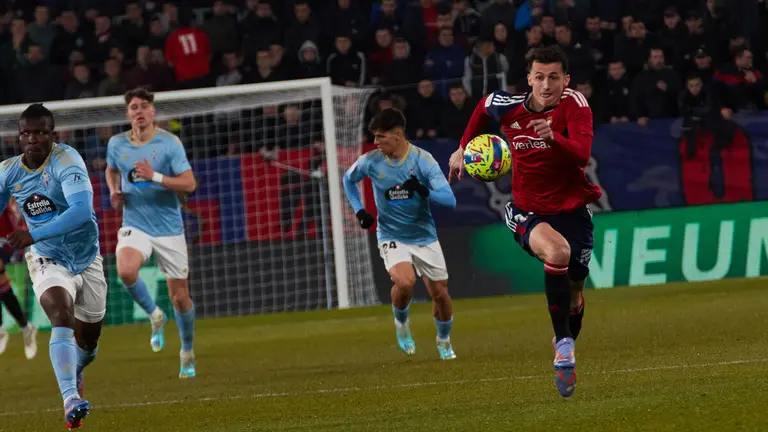 Joseph Aidoo (15. RC Celta), Fran Beltran (8. RC Celta), Gabri Veiga (24. RC Celta) y Ante Budimir (17. CA Osasuna) durante el partido de la Liga Santander entre CA Osasuna y RC Celta disputado en el estadio de El Sadar en Pamplona. I&Ntilde;IGO ALZUGARAY
