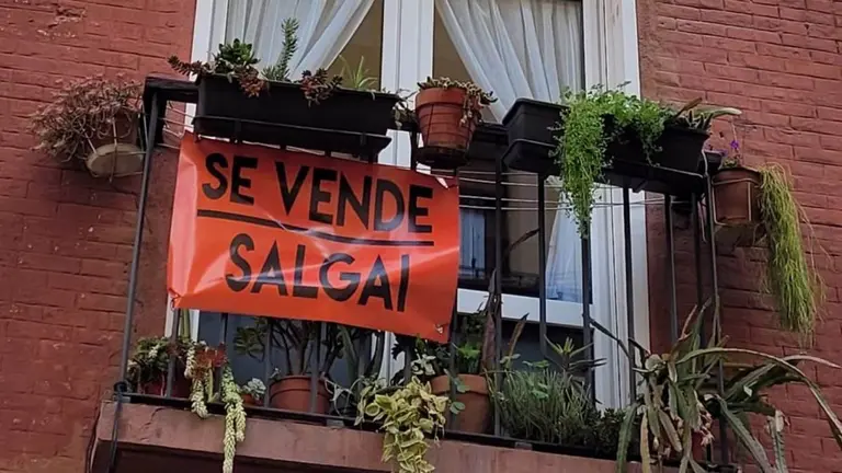 Imagen de los carteles de la campa&ntilde;a de la Sociedad AZ Sare. AZ SARE KOMUNITARIOA