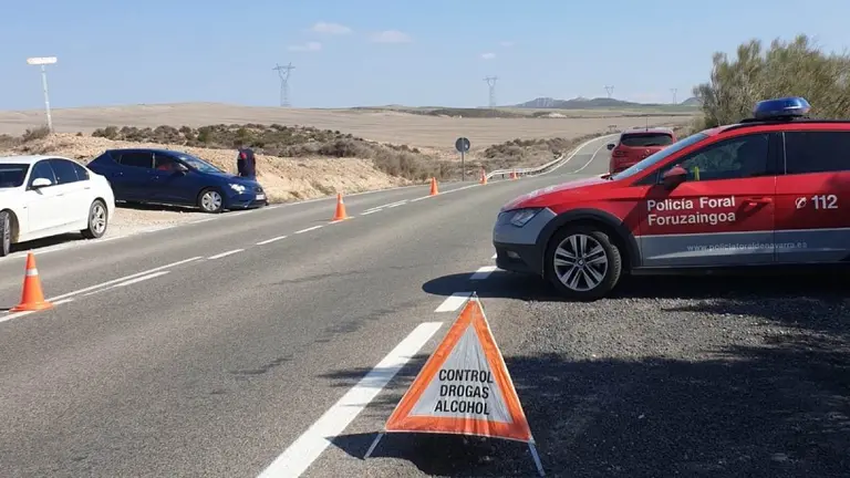 Control preventivo de este lunes, con tres de los cinco veh&iacute;culos inmovilizados. POLIC&Iacute;A FORAL