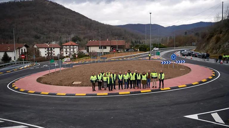 Imagen de grupo de los asistentes a la apertura al tr&aacute;fico de la rotonda de la N-121-A situada en Oronoz-Mugairi. GOBIERNO DE NAVARRA