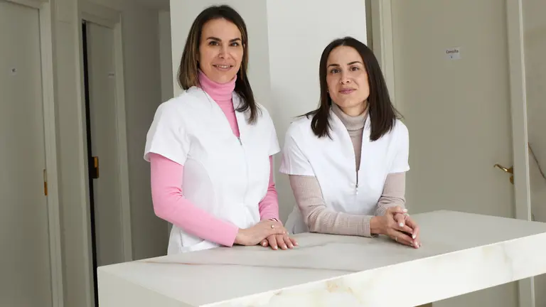 Eva y Est&iacute;baliz Salanueva en su centro de Est&eacute;tica Avanzada en Pamplona. I&Ntilde;IGO ALZUGARAY