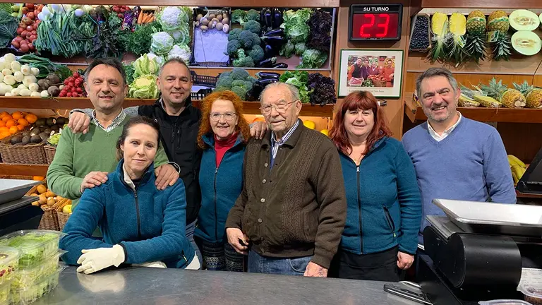 Jos&eacute; Garraza, en el centro, rodeado de sus hijos Pepe, Alberto y Javier (derecha), junto a las empleadas Maite, Chus y Amaya en la fruter&iacute;a Pilar de Pamplona. Navarra.com