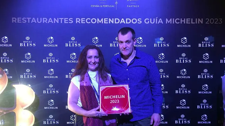 Arantxa y Juli&aacute;n Galarza Lecea, propietarios del Bodeg&oacute;n Sarria, recogen la palaca que les acredita como local recomendado de tapeo de la Gu&iacute;a Michel&iacute;n. CEDIDA