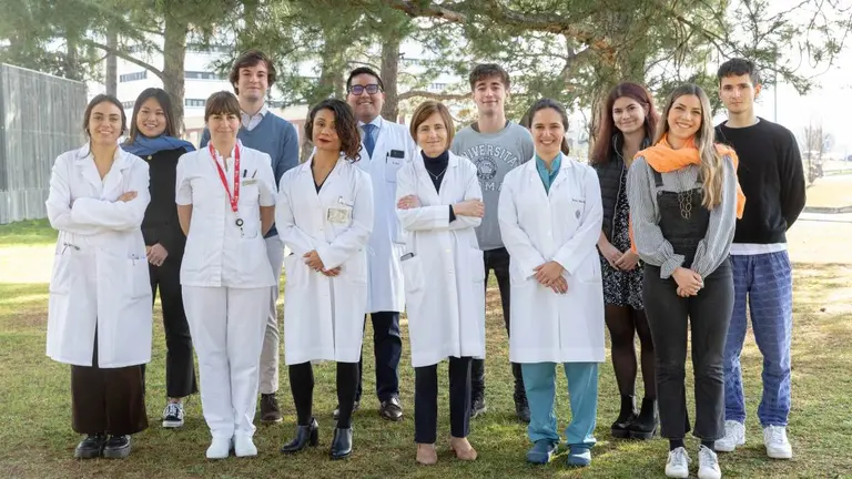 grupo Fundaci&oacute;n Monkole de la Universidad de Navarra.  (De izquierda a derecha y de adelante hacia atr&aacute;s) &Aacute;ngela Rol&iacute;n, estudiante de Medicina; Cristina Labiano, supervisora de Hemodi&aacute;lisis en la Cl&iacute;nica Universidad de Navarra; Laura Casta&ntilde;eda, m&eacute;dico adjunto; Nuria Garc&iacute;a, directora servicio Nefrolog&iacute;a de la Cl&iacute;nica; Miriam Bazt&aacute;n, m&eacute;dico residente; las estudiantes de Enfermer&iacute;a, Laura Gr&aacute;valos y Silvia Resano; Rafael Pe&ntilde;a, estudiante de Medicina; Daniel Vi&ntilde;a, m&eacute;dico; los estudiantes de Medicina, Ignacio Ararr&aacute;s e Irene Mart&iacute;nez; y  Xavier Hern&aacute;ndez, estudiante de Enfermer&iacute;a.