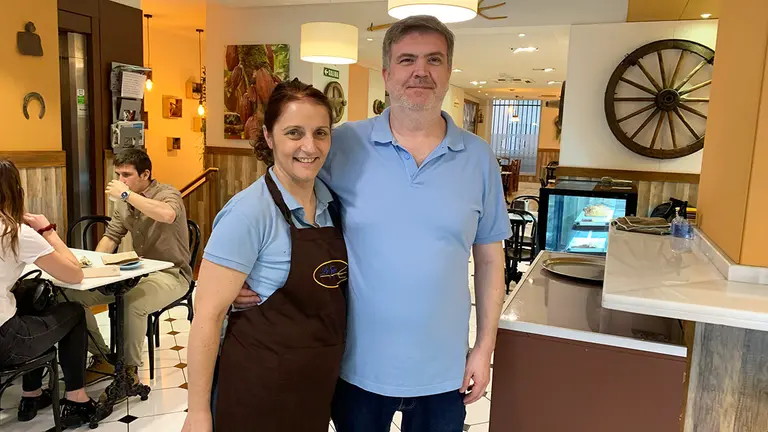 Ester Bravo y Xavi Teixeira en el interior de su chocolater&iacute;a La Forca en Pamplona. Navarra.com