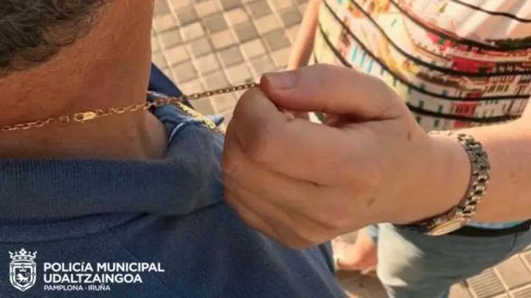 La mujer le arranc&oacute; a la v&iacute;ctima la cadena del cuello por el m&eacute;todo del abrazo. POLIC&Iacute;A MUNICIPAL DE PAMPLONA