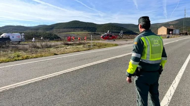 La mujer ha hecho el traslado de la ambulancia al helic&oacute;ptero medicalizado en Irurzun. CEDIDA