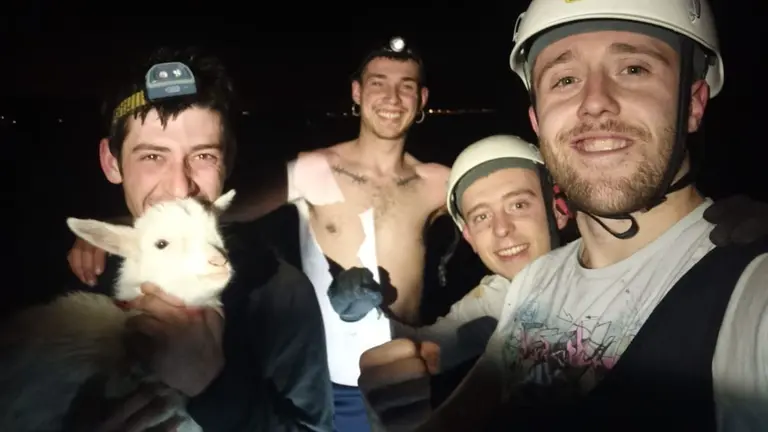 Los cuatro amigos estaban haciendo una ruta de barranquismo cuando encontraron al animal despe&ntilde;ado y malherido a muchos metros de profundidad. CEDIDA