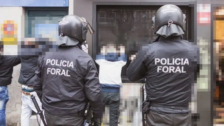 Imagen de la identificaci&oacute;n de varias personas en el exterior del local registrado. POLIC&Iacute;A FORAL