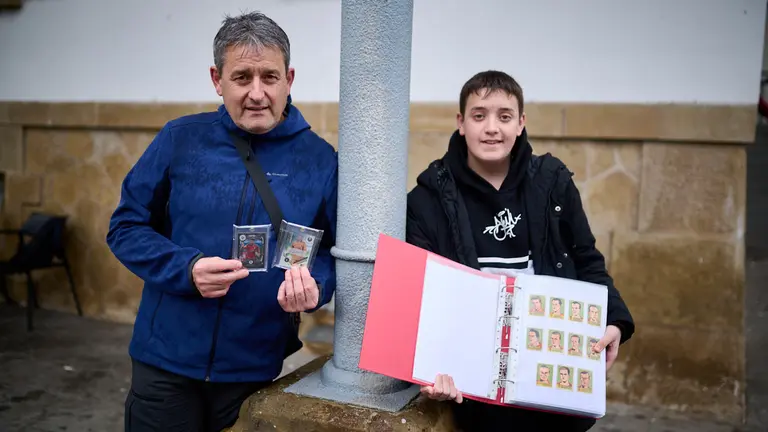 Jesús García y su hijo Mateo García, que tienen la mayor colección de cromos del mundo de Osasuna. PABLO LASAOSA