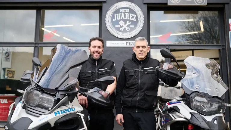 Los hermanos &Oacute;scar y Agust&iacute;n Ju&aacute;rez en su nuevo taller, Motos Ju&aacute;rez en la Calle Canal, 8 de Pamplona. PABLO LASAOSA