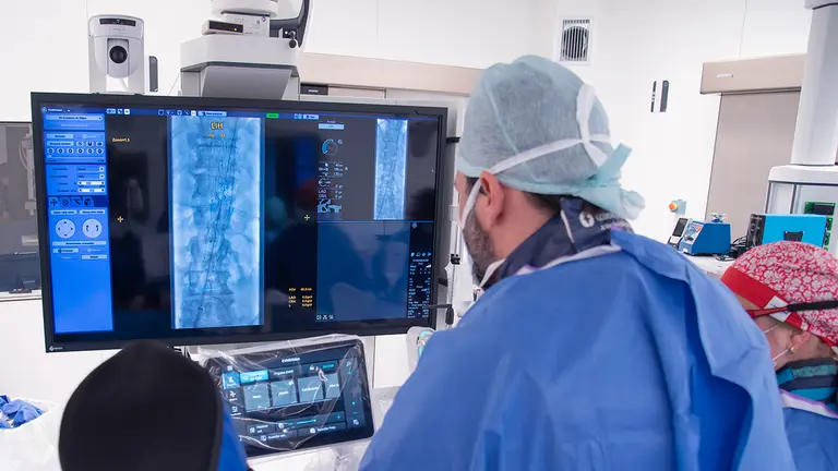 M&eacute;dicos en  una operaci&oacute;n en el Hospital Universitario de Navarra consistente en una cirug&iacute;a cardiovascular. GOBIERNO DE NAVARRA