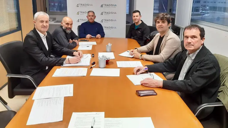 Los parlamentarios de Geroa Bai Mikel Asiain y Pablo Azcona se re&uacute;nen con representantes de Tradisna. - GEROA BAI