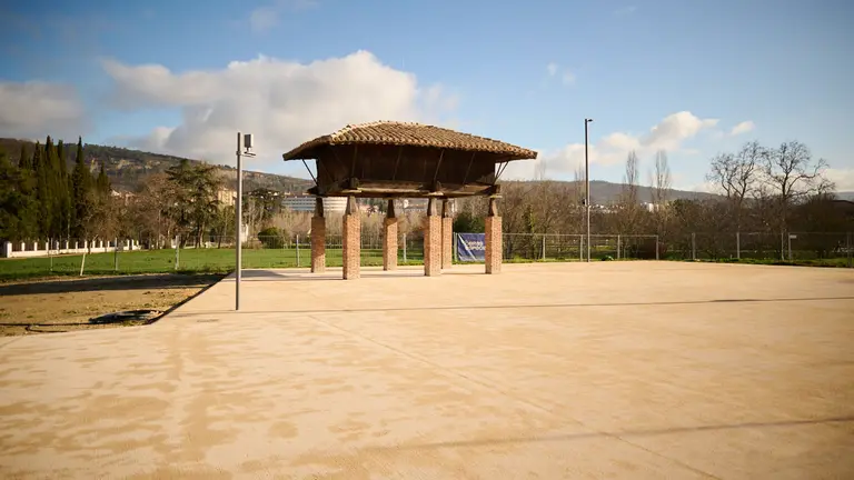 La Comisi&oacute;n y Gerencia de Urbanismo del Ayuntamiento de Pamplona visita las obras que se est&aacute;n llevando a cabo en el parque de Aranzadi. PABLO LASAOSA