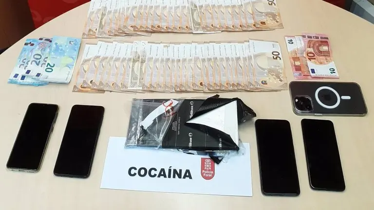 Los Droga, dinero y tel&eacute;fonos m&oacute;viles incautados en una de las intervenciones. - POLIC&Iacute;A FORALten&iacute;an mucho