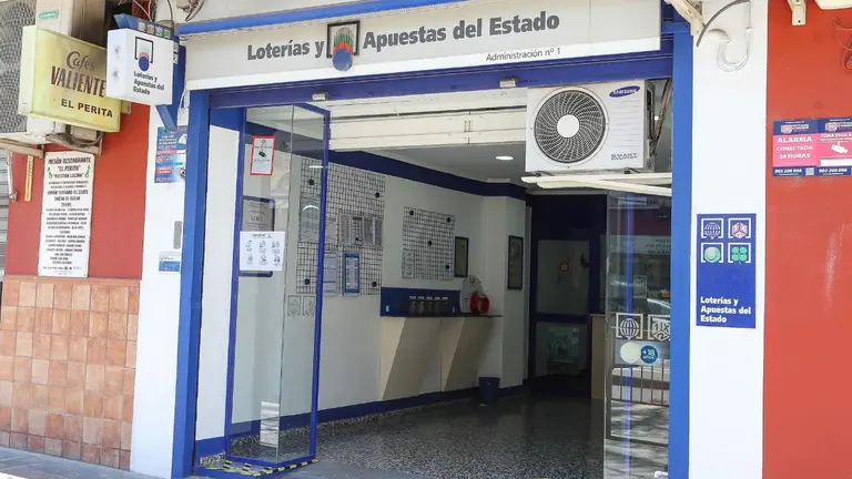 Exterior de una Administraci&oacute;n de Loter&iacute;a - Iv&aacute;n Terr&oacute;n - Europa Press - Archivo