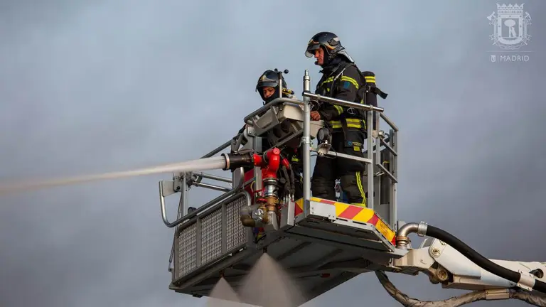 Bomberos de la Comunidad de Madrid en acci&oacute;n durante un incendio. BOMBEROS DE MADRID / TWITTER