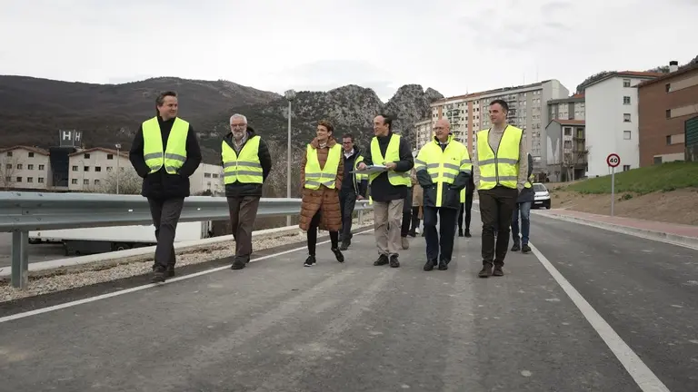 La presidenta Chivite y el consejero Ciriza durante la visita a la nueva variante de Irurtzun - GOBIERNO DE NAVARRA