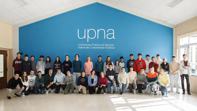 Foto de grupo de los participantes en la Olimpiada de F&iacute;sica. UPNA
