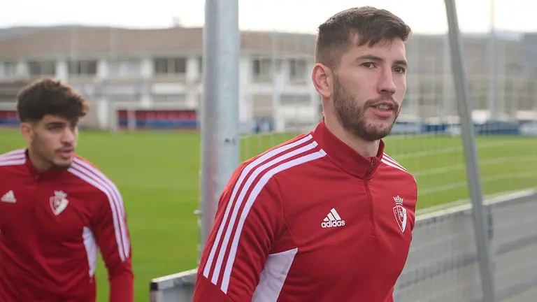 El jugador de Osasuna David Garc&iacute;a (d), formar&aacute; parte de la selecci&oacute;n espa&ntilde;ola tras ser convocado por Luis de la Fuente para disputar los partidos ante Noruega y Escocia de la fase de clasificaci&oacute;n de la Eurocopa 2024. EFE/I&ntilde;aki Porto