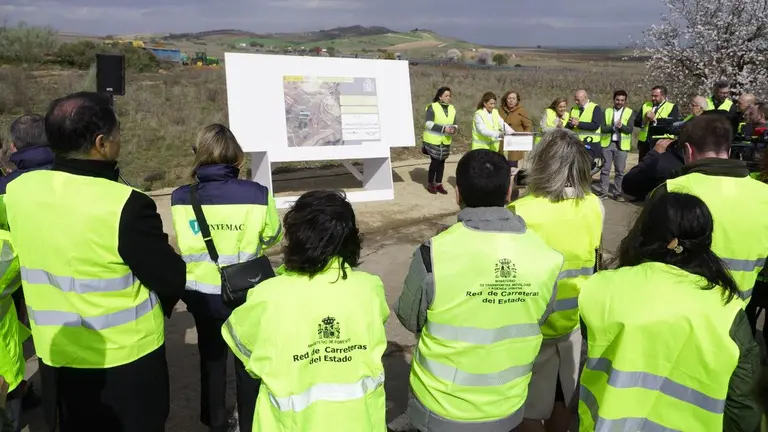 La ministra de Transportes, Movilidad y Agenda Urbana, Raquel S&aacute;nchez (2i), interviene durante su visita a las obras de remodelaci&oacute;n del nudo de Lodosa en la autopista AP-68 - Alberto Ruiz - Europa Press