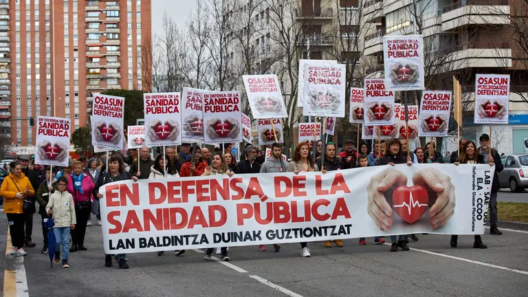 Manifestaci&oacute;n convocada por LAB, SAE, UGT, ELA y CCOO, junto con la Plataforma Navarra de Salud, bajo el lema 'En defensa de la sanidad p&uacute;blica'. I&Ntilde;IGO ALZUGARAY