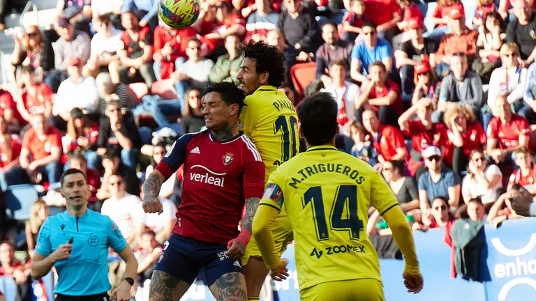 Alejandro Mu&ntilde;iz Ruiz (&aacute;rbitro del partido), Chimy Avila (9. CA Osasuna), Dani Parejo (10. Villarreal CF) y Manu Trigueros (14. Villarreal CF) durante el partido de la Liga Santander entre CA Osasuna y Villarreal CF disputado en el estadio de El Sadar en Pamplona. I&Ntilde;IGO ALZUGARAY