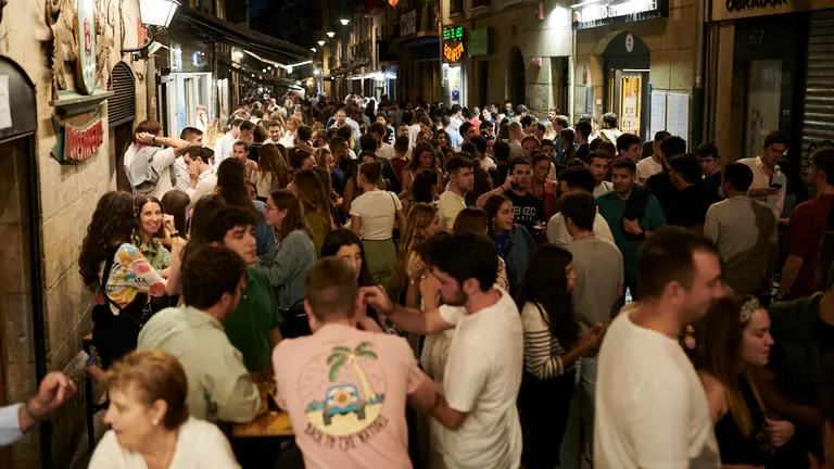 Cientos de personas disfrutan de la noche en una calle del Casco Viejo de Pamplona. PABLO LASAOSA